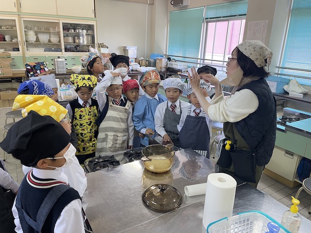 家庭科の先生の協力のもと炊飯スタート!